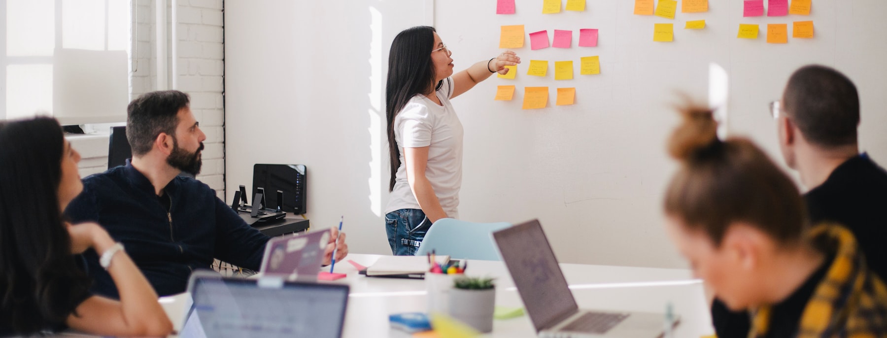 Equipo técnico implementando un sistema empresarial