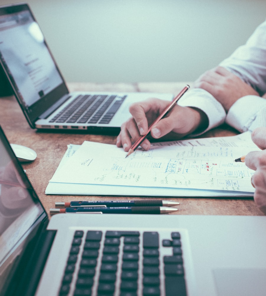 Documentación corporativa organizada sobre un escritorio de trabajo